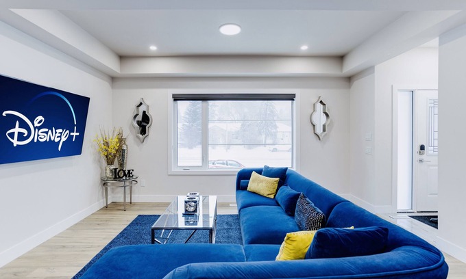 Southwest Edmonton Casa | UofA King BDR Family Getaway