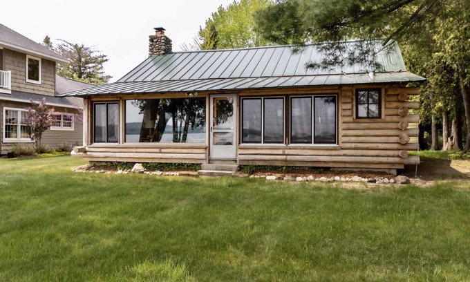 Cedar Cabina | Up North Style Log Cottage con Private Lake Leelanau Waterfront-Libro para el verano 2019