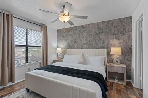 McNeil Casa | Up to 32 People - Luxurious Home