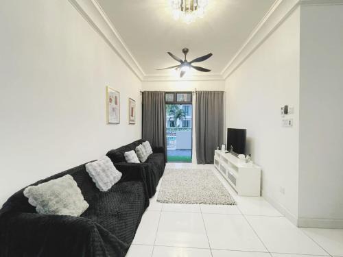 Taman Bukit Mewah Apartamento | Up to 6 Pax, Next to Paradigm mall JB with Big Patio & Pool Access