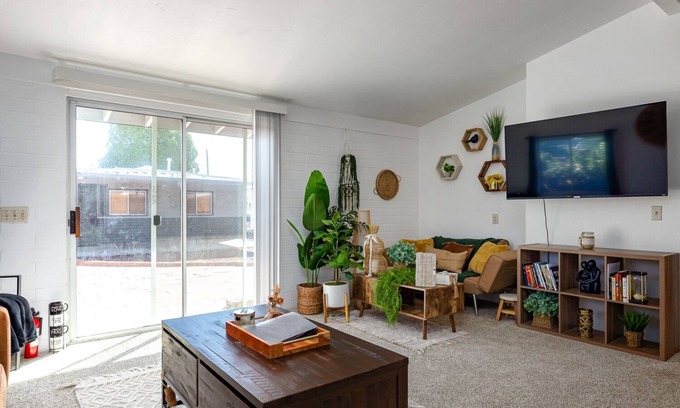 Midtown Casa | Update 2 BR Townhome in Tucson | Laundry