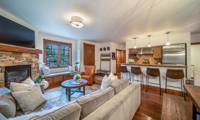 West End Condominio | Update 3 bedroom a few blocks from the heart of Aspen!
