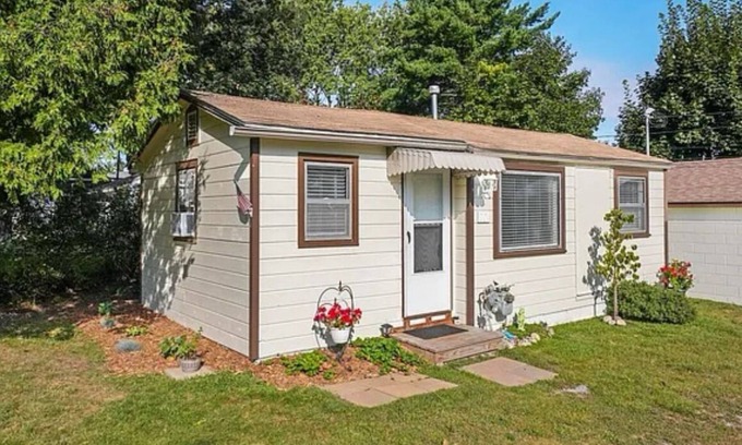 Houghton Lake Cabaña | Updated 1-bedroom cottage with WiFi in Houghton Lake by the Lake and Golf Course