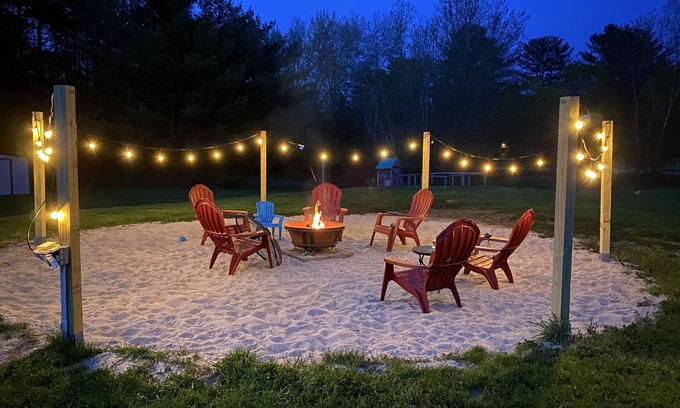 Danville Otro | Updated 1825 Maine Farmhouse
