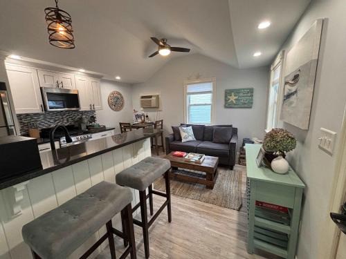 Wells Casa | Updated 1bd Cottage - Pool Jacuzzi and More