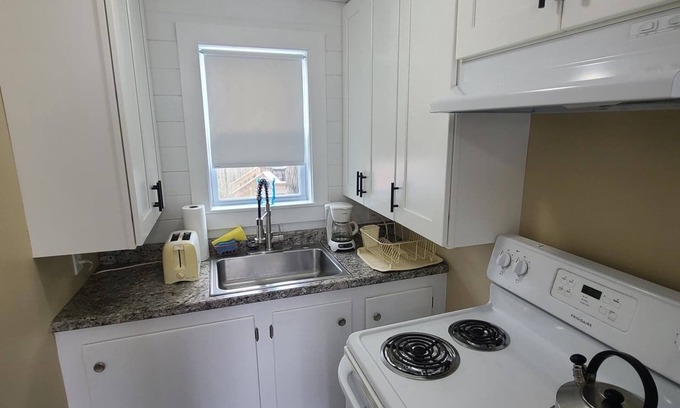 Old Orchard Beach Cabaña | Updated 2 BD cottage. 10 min walk to Pier & Beach sleeps 5