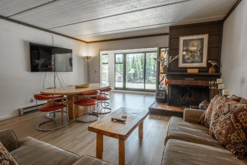 Mammoth Lakes Casa | Updated 2 Bedroom 2 Bathrooms 1849 Condos #109 Steps to Canyon Lodge Sleeps 6