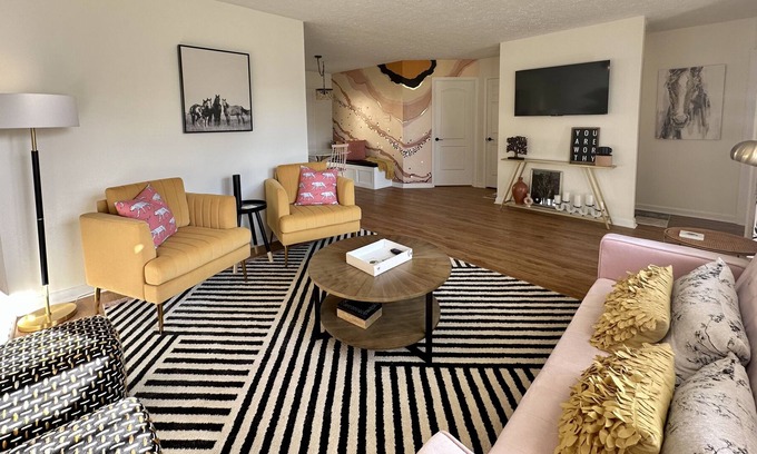 Lexington Casa | Updated! 2 Bedroom retreat in desireable Hartland area. Patio & fenced yard!