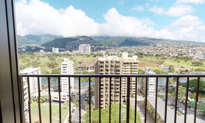 Waikiki Condominio | Updated 22nd Floor Waikiki Condo - Free parking & WiFi - Ideal for large family! by Koko Resort Vacation Rentals