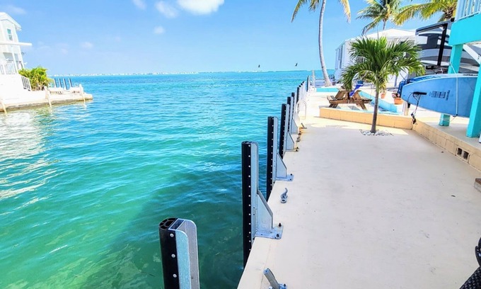 Cudjoe Key Cabaña | Updated 2BR,2BA w KING Master,35' SeaWall-Bikes,Kayaks, SUPs, Washer,Dryer!