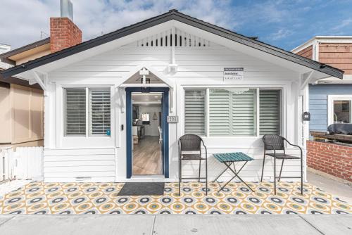 West Newport Casa | Updated 2Br Vintage Cottage In Central Location Near Beach By Beachview Rentals