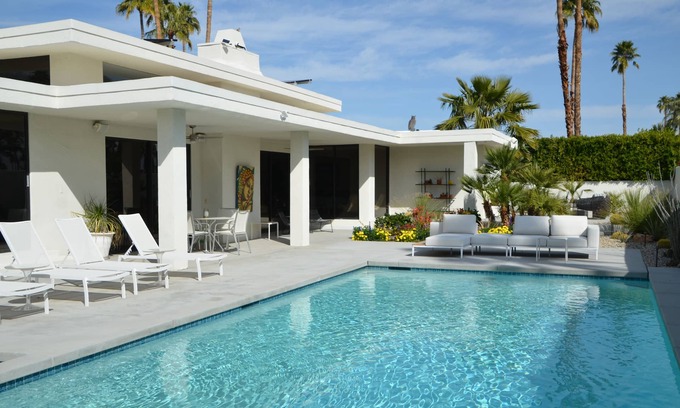 Indian Canyon Casa | Updated 3,700 sq feet Contemporary Home
