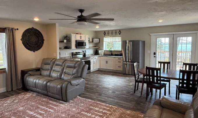 Shawano Condominio | Updated 3-bedroom 2nd floor upper unit on shawano lake with pier