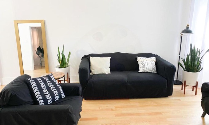 Chicago Apartamento | Updated 3 bedroom in Portage Park! Free Parking!