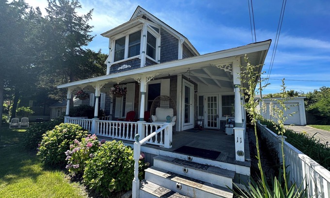Oak Bluffs Cabaña | Updated 3-bedroom in gorgeous Oak Bluffs w/ waterviews and expansive front porch
