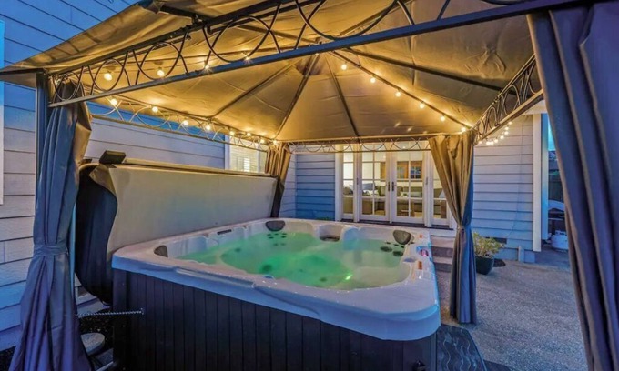 Geyserville Casa | Updated 5 BR house w/ hot tub - 5 min walk to downtown!