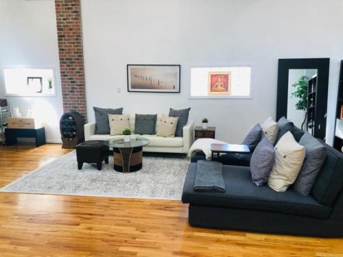 North Bergen Apartamento | UPDATED Amazing Bi -Level Condo minutes from water views of New York City