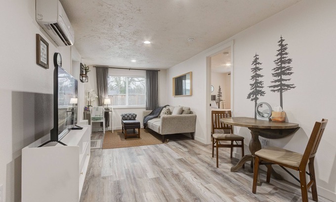 Starcrest Apartamento | Updated and bright guest suite.