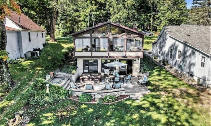 Sister Lakes Casa | Updated and fully appointed Round Lake waterfront home w/ hot tub!
