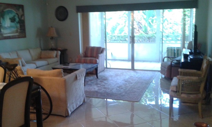 High Point Condominio | Updated and modern 2 bd/2 ba villa in warm SE Florida near the Ocean