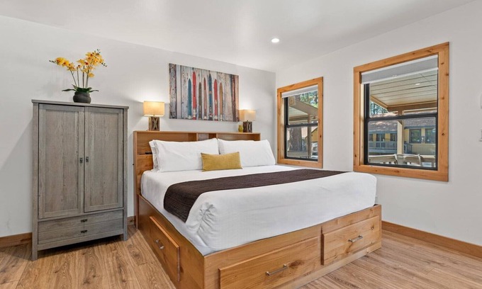 Tahoe Vista Cabina | Updated and Sleek End Unit Condo with Privacy and Perfection!