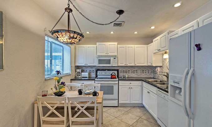 Venice Apartamento | Updated Apartment Walking Distance to Venice Beach