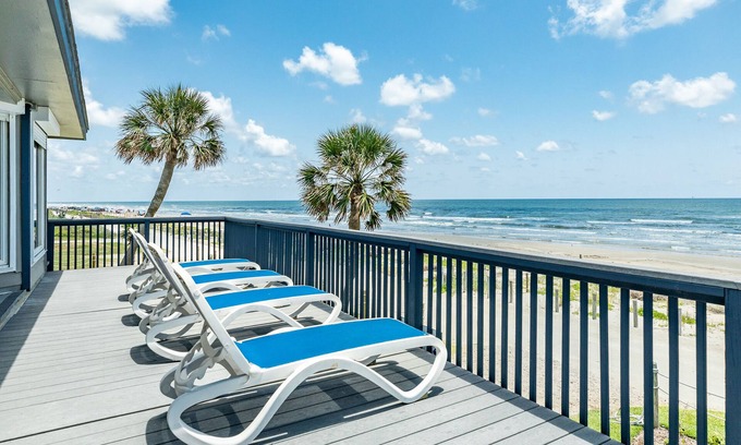 Bermuda Beach Casa | Updated Beachfront Home - Open Plan, 4 King+Bunks, Across from Walkover
