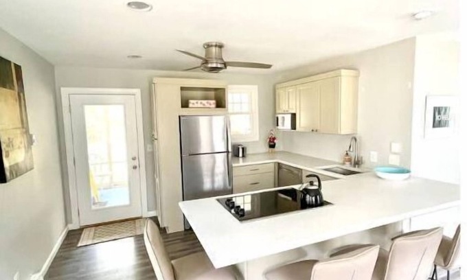 Lakeside Casa | Updated, bright, and peaceful cottage in Lakeside