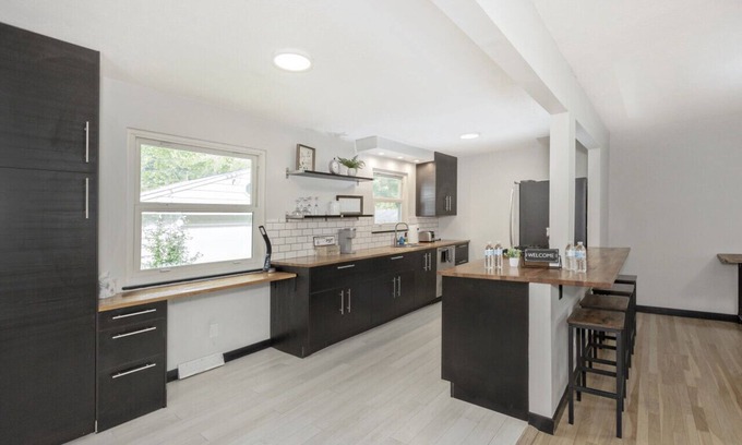 Willoughby Casa | Updated Bungalow Near Downtown Willoughby