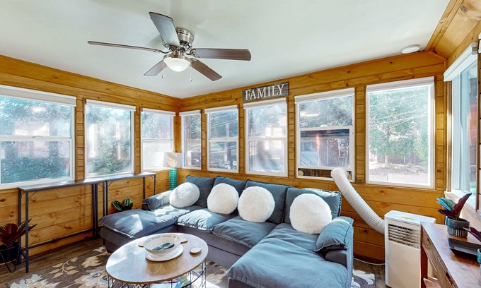 Cedar Glen Cabina | Updated Cabin w/Washer/Dryer & WiFi, Close To Lake, Shopping, and Hiking