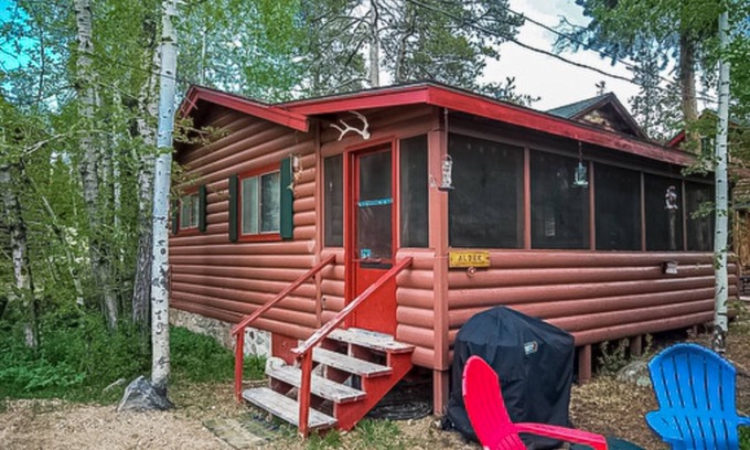 Grand Lake Cabina | Updated cabin with a screened patio, washer/dryer, & fireplace