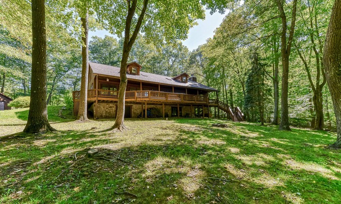 McHenry Cabina | Updated cabin with private hot tub, wraparound deck & forest view - dog-friendly