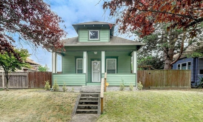 Everett Casa | Updated Century old home welcomes you