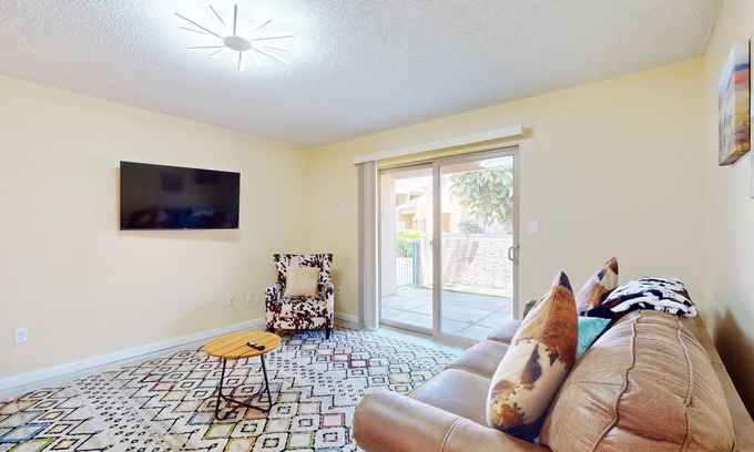 Lake Biltmore Village Condominio | Updated condo in great location with private patio, outdoor pool, hot tub, W/D