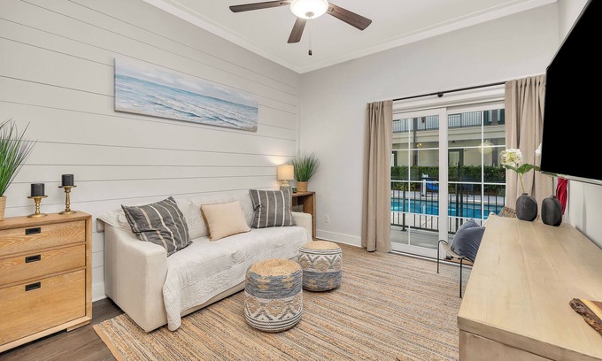 King City Condominio | Updated condo with pool & steps to village