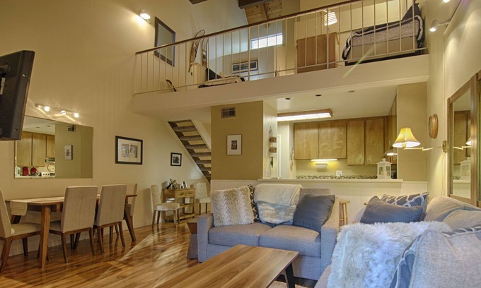 Carnelian Woods Condominio | Remodelado condominio de madera de cornalina