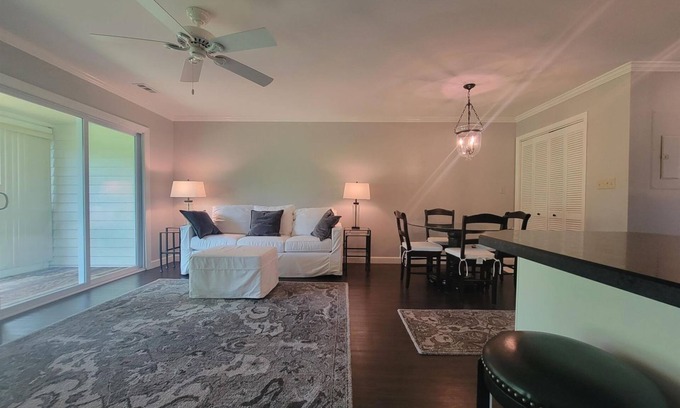 Surfside Beach Condominio | Updated Cozy Condo: 15 minutes from Surfside Beach