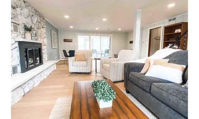 Paddock Lake Casa | Updated, Cozy Lakefront Cottage w/Sunset Views