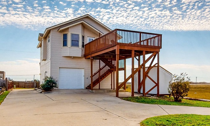 Corpus Christi Casa | Updated dog-friendly home with a large balcony, enclosed yard, W/D, & AC