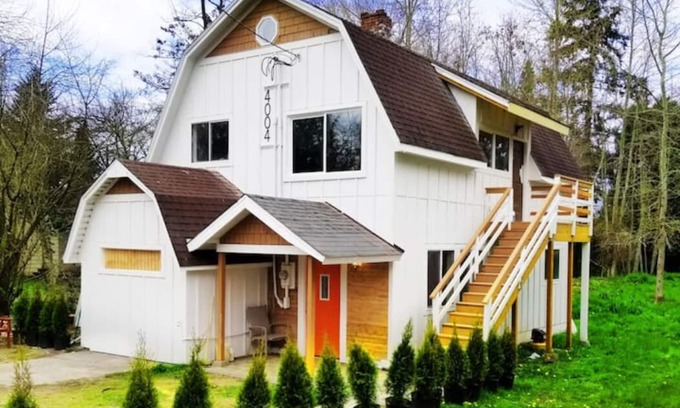 Tukwila Apartamento | Updated farm style Apt. w/ loft minutes from Airport and Seattle