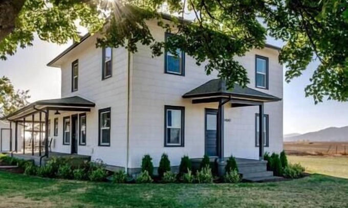 Albany Casa | Updated Farmhouse with lots of outdoor space and beautiful views!