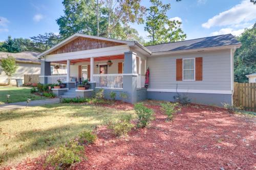 College Park Casa | Updated Farmhouse with Yard, 10 Mi to Dtwn Atlanta