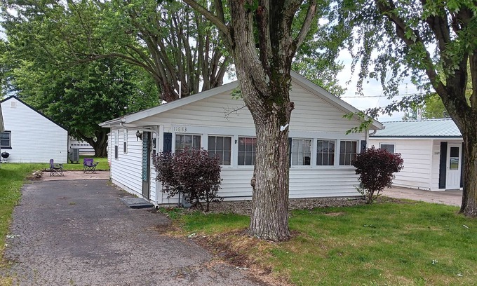 Lakeview Cabaña | Updated fishing cottage a stones throw from Blackhawk Marina and Oldfield Beach.