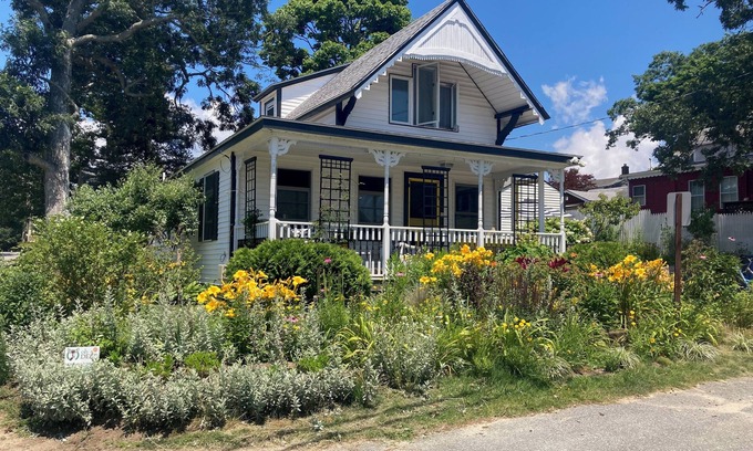 Buzzards Bay Cabaña | Updated Gingerbread cottage 100 steps from beach