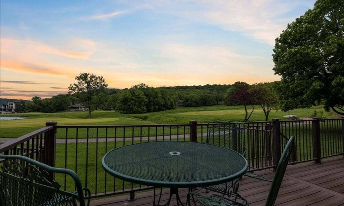 Camdenton Casa | Updated Golf Cottage in Old Kinderhook w/ Pickleball, Pool & Lake Access