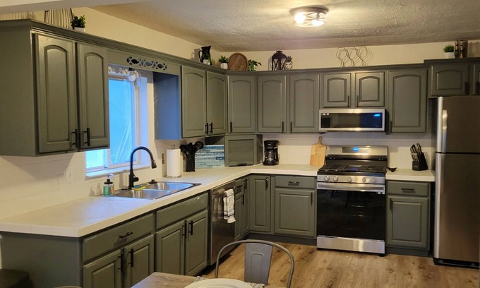 Higgins Lake Cabaña | Updated Higgins Cottage w/ AC - Walking Distance to Higgins & Boat Parking