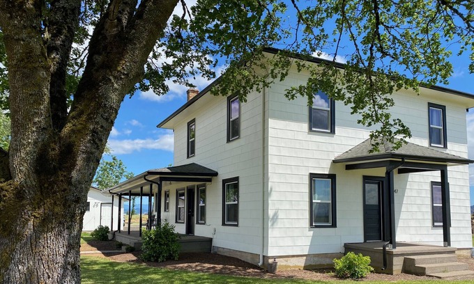 Albany Otro | Updated historical home with large porch & great views