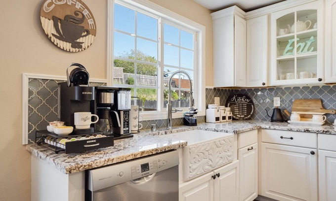 American Canyon Casa | Updated home 10 miles to Napa's wine country! Sleeps 10! Pets are welcome!