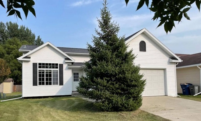 Moorhead Casa | Updated home - great yard!