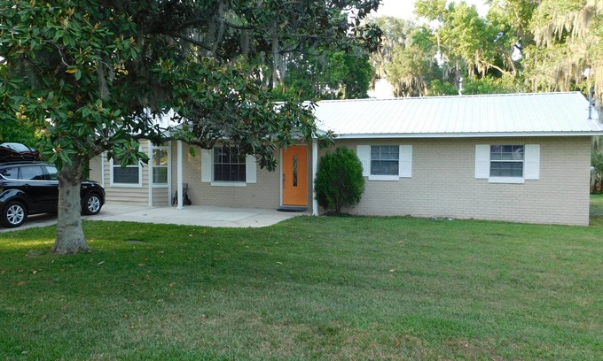 Yalaha Casa | Actualización casa en una comunidad pacífica en el lago Harris. Conveniente para Mission Inn